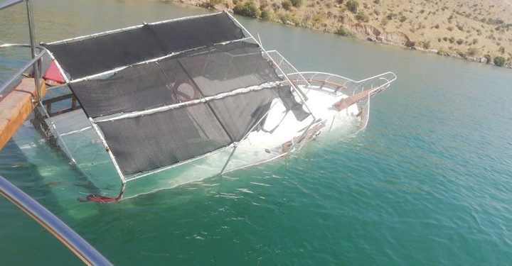 Halfeti’de tur teknesi battı