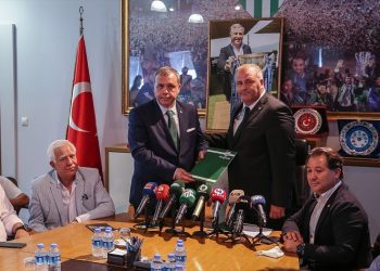 Bursaspor’da Erkan Kamat mazbatasını aldı