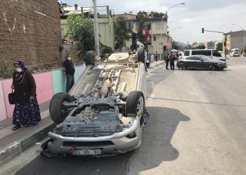 Otomobilin çarptığı oğlunun yanına giderken kaza yaptı