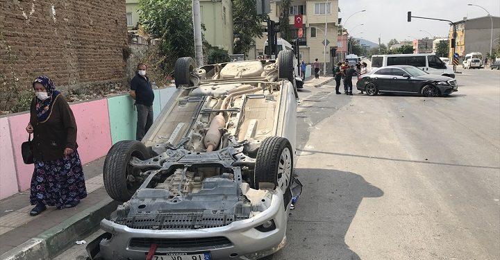 Otomobilin çarptığı oğlunun yanına giderken kaza yaptı