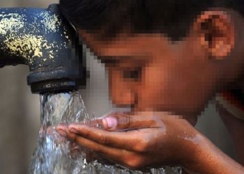 Çeşmeden su içen çocuğu sopayla dövdü