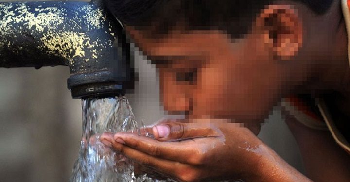 Çeşmeden su içen çocuğu sopayla dövdü