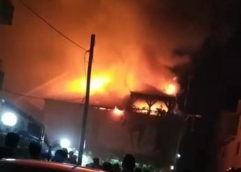 Bursa’da 3 katlı evin terasında yangın