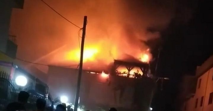 Bursa’da 3 katlı evin terasında yangın