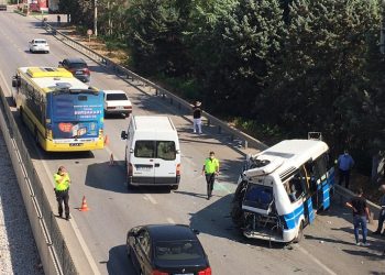 Bursa’da otobüs, minibüse çarptı!