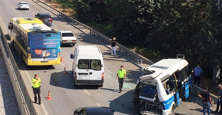 Bursa’da otobüs, minibüse çarptı!