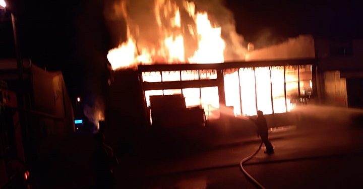 Bursa’da mobilya atölyesi yandı