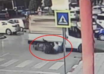 Bursa’da motosikletli sürücü kamyona çarptı