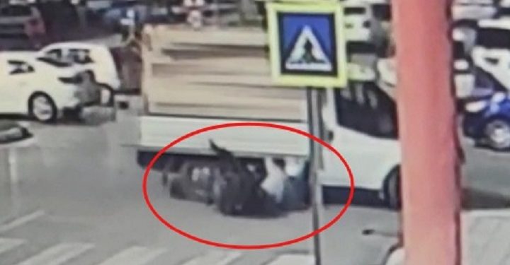 Bursa’da motosikletli sürücü kamyona çarptı