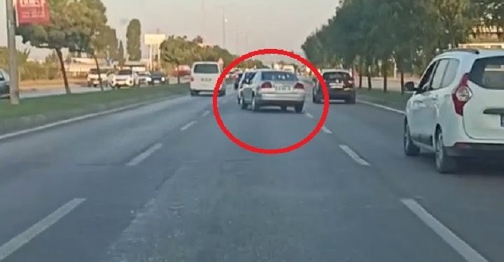Bursa’da trafikte makas atan otomobil kamerada