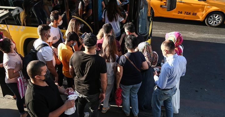 Sosyal mesafesiz ayakta yolculuk