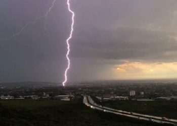 Tarladaki anne kızın üstüne yıldırım düştü