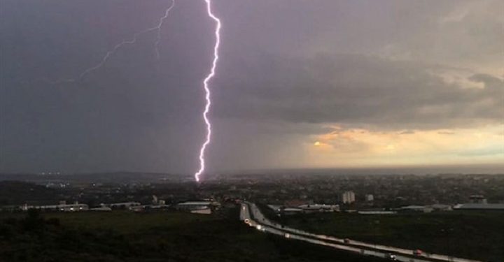 Tarladaki anne kızın üstüne yıldırım düştü
