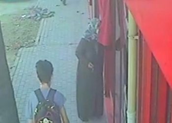 Kafe önünden geçerken Türk Bayrağını öptü