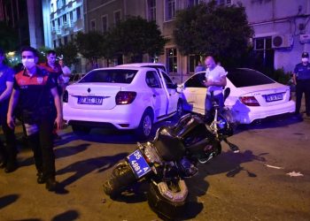 Polis motosikleti, otomobille çarpıştı: 2’si polis 4 yaralı