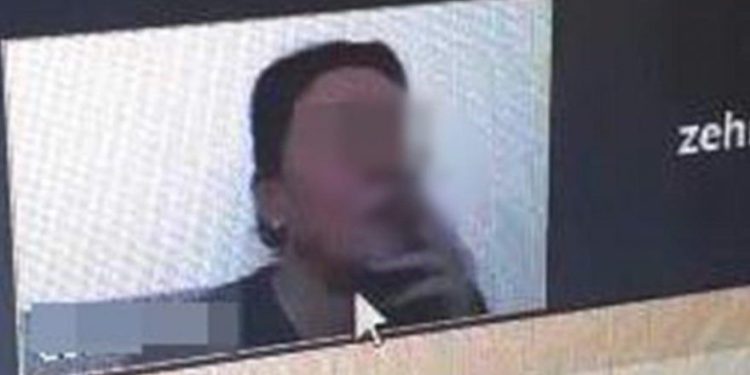 Öğretmen, online eğitimde sigara içti