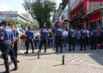 Sosyal mesafeyi unutup, yıkımı izlediler