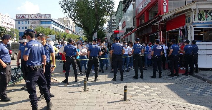 Sosyal mesafeyi unutup, yıkımı izlediler