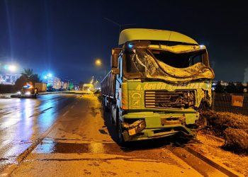 Bursa’da kaza: TIR aydınlatma direklerini devirdi