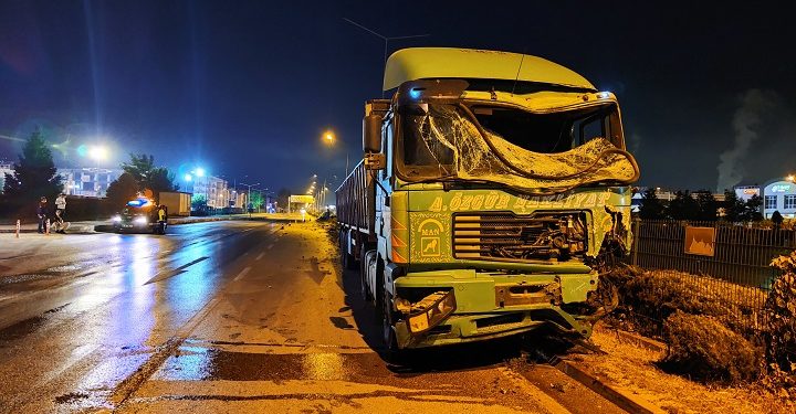Bursa’da kaza: TIR aydınlatma direklerini devirdi