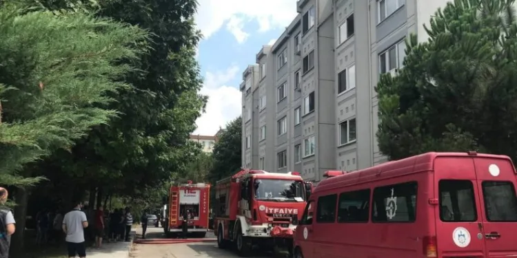 5 Katlı Bi̇nada Çıkan Yangında Hastaneli̇k Oldu