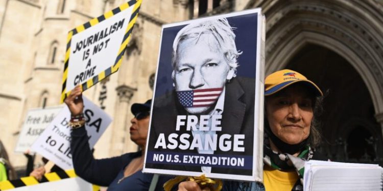 Abdye İadesi̇ İstenen Juli̇an Assangeın Psi̇ki̇yatri̇ Raporları Reddedi̇ldi̇