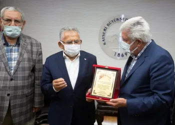 “Ahi̇ Babası” Başkana Teşekkür Plaketi̇