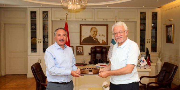 Ai̇çü Rektörü Karabulut, Neü Rektörü Zorluyu Mi̇safi̇r Etti̇