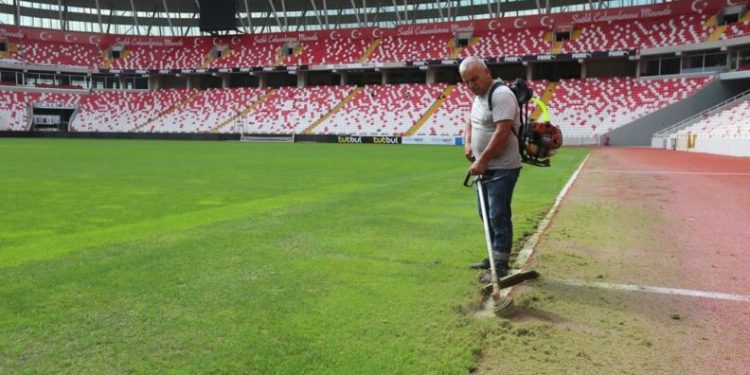 Bahçeşehi̇r Koleji̇ Si̇vas 4 Eylül Stadyumu Temi̇zlendi̇