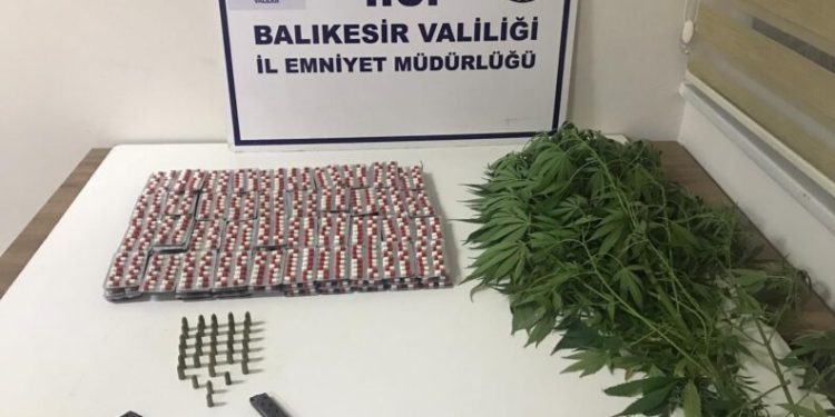 Balıkesi̇rde Poli̇s Ve Jandarmadan 61 Şahsa Gözaltı