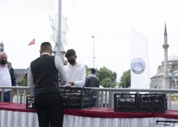 Başkan Büyükkılıç Vatandaşlara Aşure Dağıttı