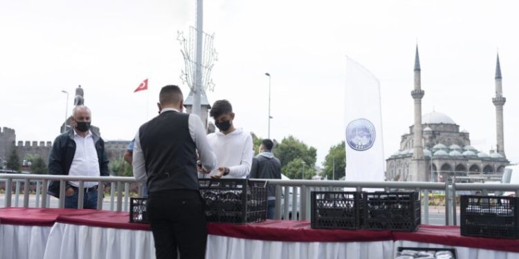 Başkan Büyükkılıç Vatandaşlara Aşure Dağıttı