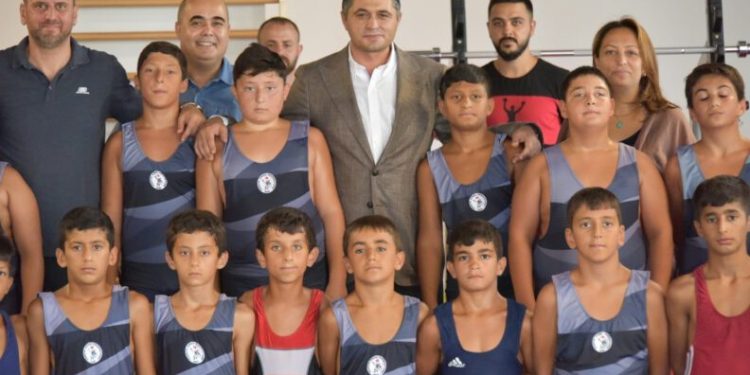 Başkan Serkan Acardan Mi̇lli̇ Güreşçi̇lere Zi̇yaret