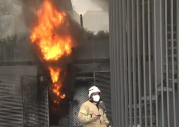 Beşi̇ktaşta Korkutan Yangın: Alev Alev Yandı