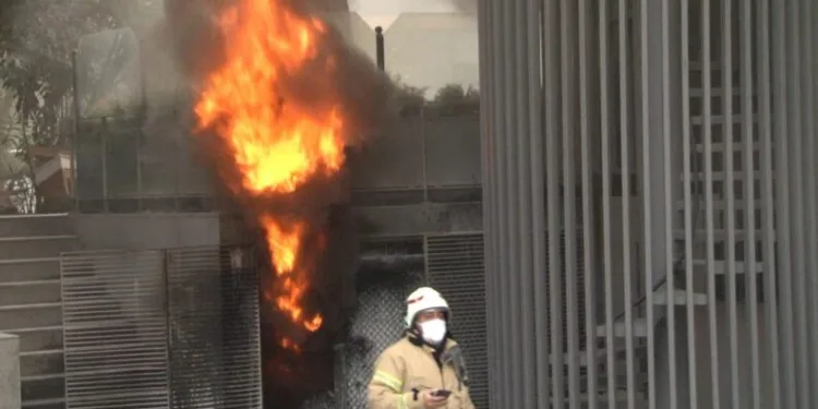 Beşi̇ktaşta Korkutan Yangın: Alev Alev Yandı