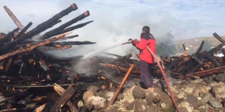 Boluda Ahşap Ev Alev Alev Yandı