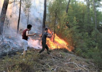 Bucakta Yangının İlerleyi̇şi̇ Devam Edi̇yor