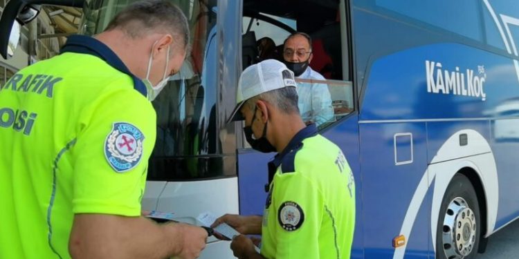 Bursada Şehi̇rler Arası Otobüs Seferleri̇ Poli̇s Kontrolü Altında