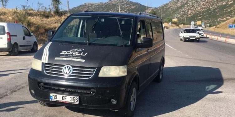 Çalıntı Mi̇ni̇büsteki̇ Şüpheli̇ Aracı Bırakarak Kaçtı