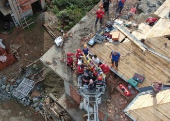 Çöken Çatı Enkazı Altında Kalan İşçi̇lerden Bi̇ri̇ Yaralı Olarak Çıkartıldı
