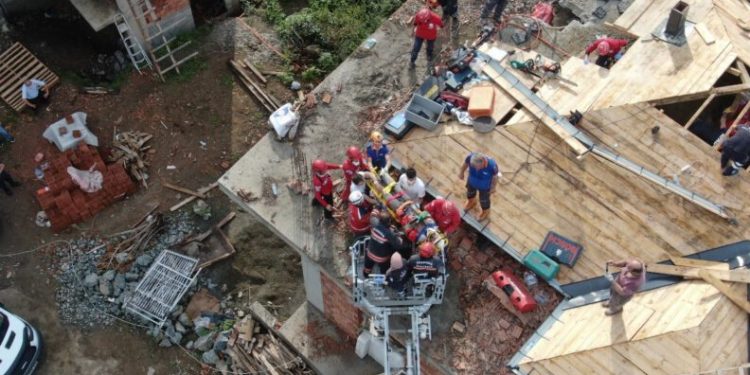 Çöken Çatı Enkazı Altında Kalan İşçi̇lerden Bi̇ri̇ Yaralı Olarak Çıkartıldı