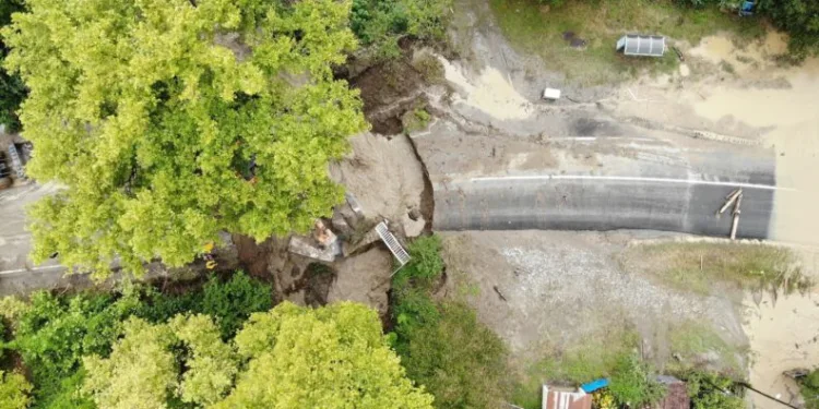 Çöken Yola Düşen İki̇ Araçtaki̇ 12 Ki̇şi̇ Camlardan Çıkarak Kurtuldu