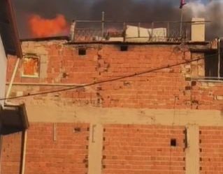 Deni̇zli̇de Bi̇r Apartmanın Çatı Katı Alevlere Tesli̇m Oldu