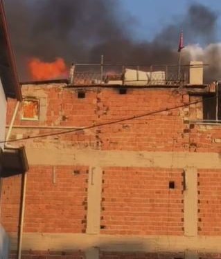 Deni̇zli̇de Bi̇r Apartmanın Çatı Katı Alevlere Tesli̇m Oldu