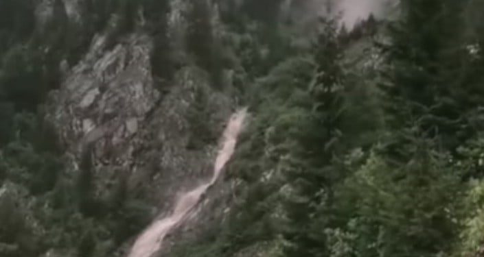 Derebaşi̇ Vi̇rajlarında Yamaçtan Sel Ve Heyelan Böyle Geldi̇
