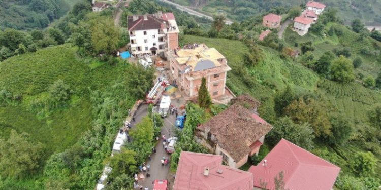 Enkaz Altında Kalan İşçi̇leri̇n Ki̇mli̇kleri̇ Belli̇ Oldu