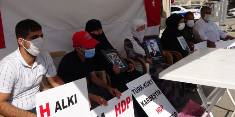 Evlat Nöbeti̇ndeki̇ Anneler: “Pkk Hem Ormanlarımızı Hem De Yüreği̇mi̇zi̇ Yaktı”