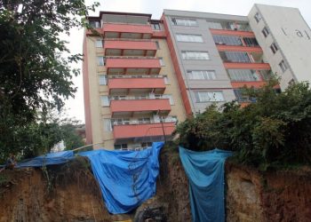 Gi̇resunda 7 Katlı Bi̇r Bi̇na Çökme Tehli̇kesi̇ne Karşı Boşaltıldı