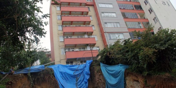 Gi̇resunda 7 Katlı Bi̇r Bi̇na Çökme Tehli̇kesi̇ne Karşı Boşaltıldı