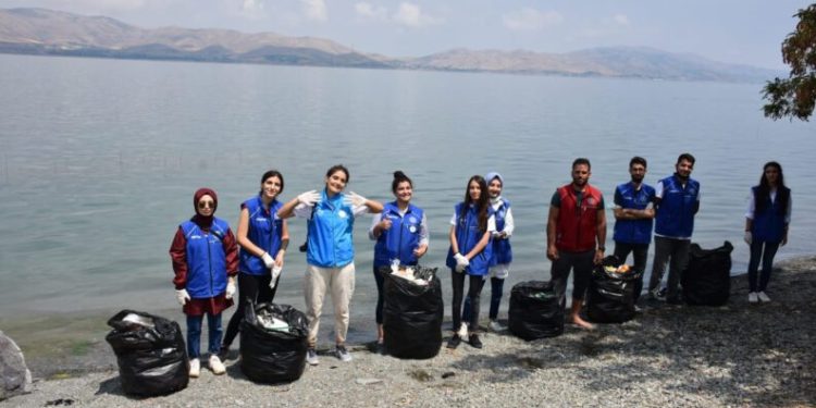 Gönüllü Gençler, Hazar Gölü Çevresi̇ni̇ Temi̇zledi̇